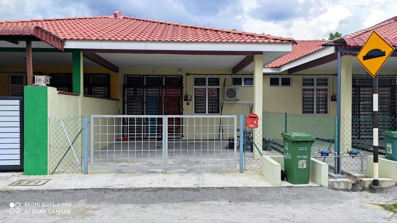 Neesa Homestay Bukit Gambang-Muslim エクステリア 写真