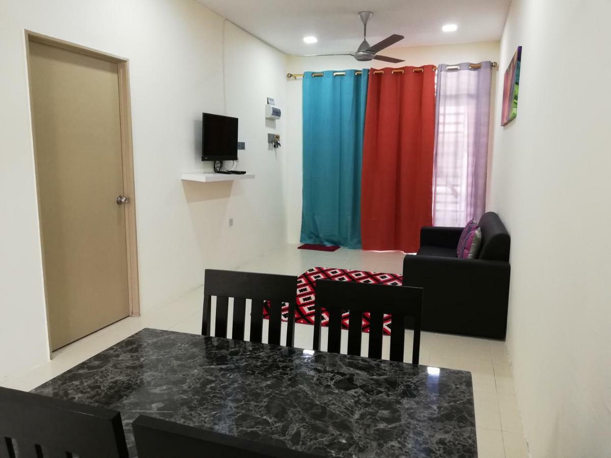 Neesa Homestay Bukit Gambang-Muslim エクステリア 写真